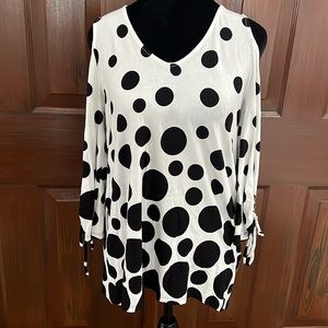 NWOT Chico’s Women’s black & white small cold shoulder top.